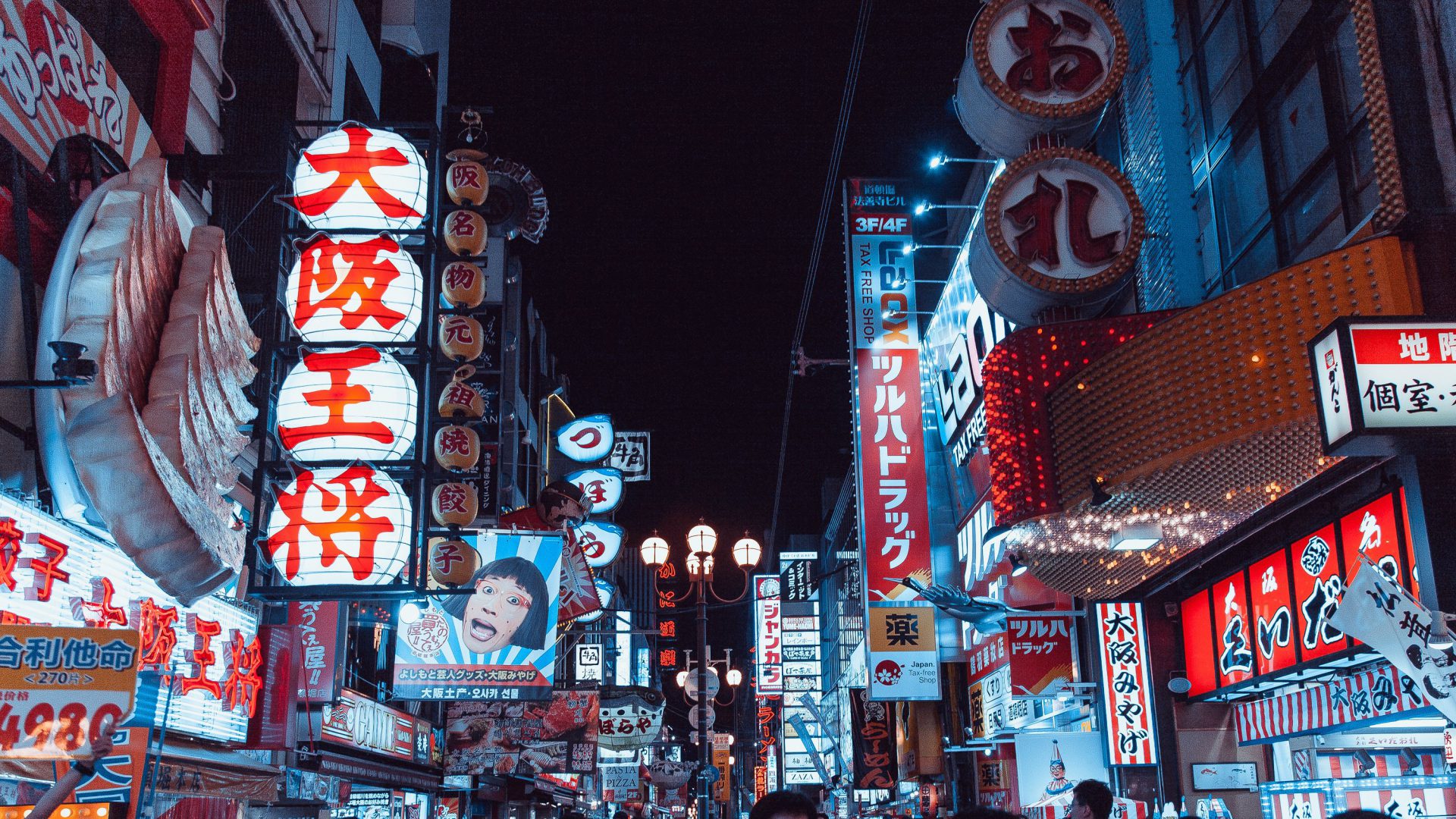 Travelling around the world | Neon lights in Tokyo at night