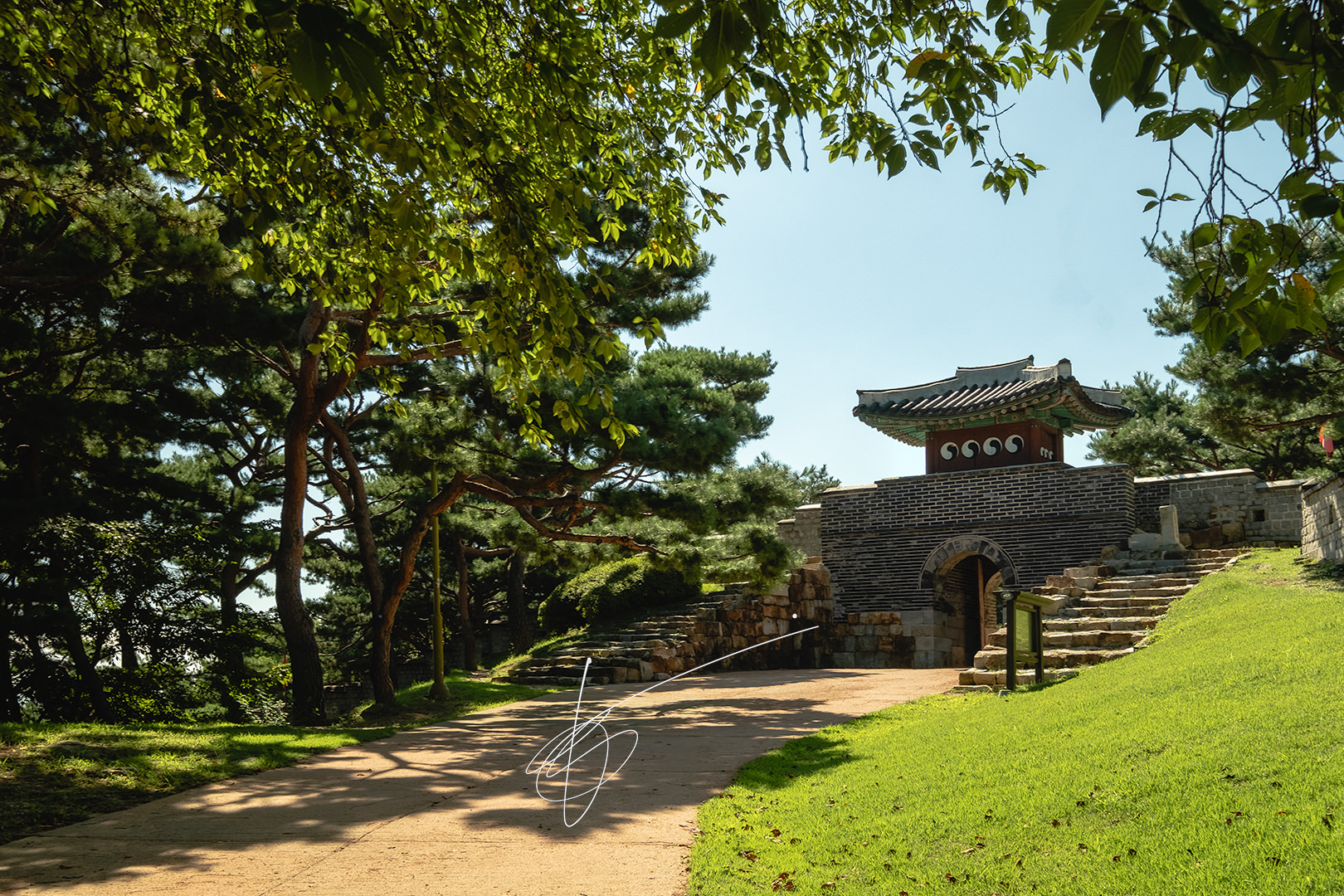 A small gate along the walls of Suwon fortress