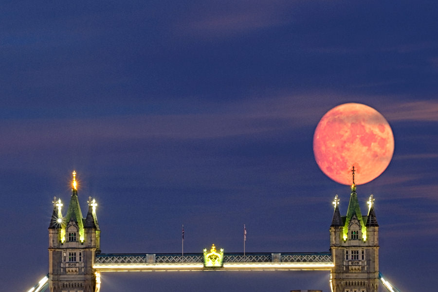 Moonrise in London