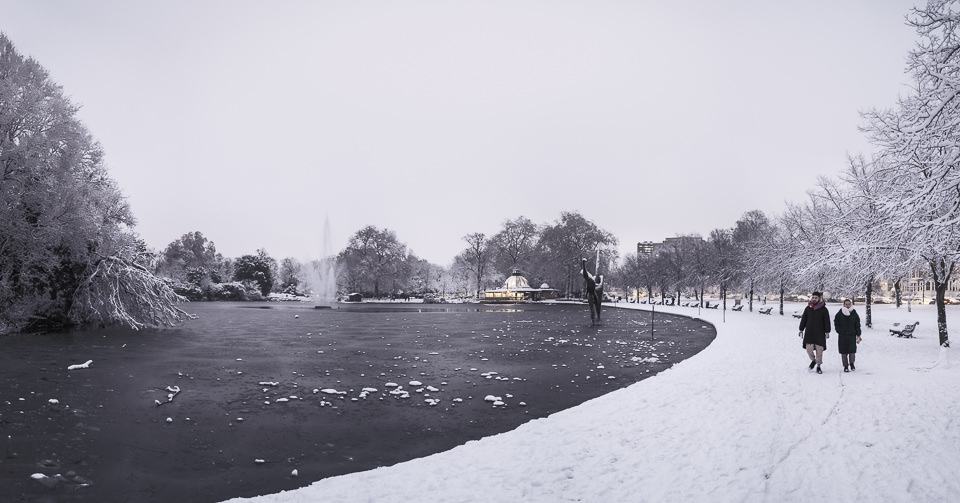 Xmas snow in London, Victoria Park, frozen lake