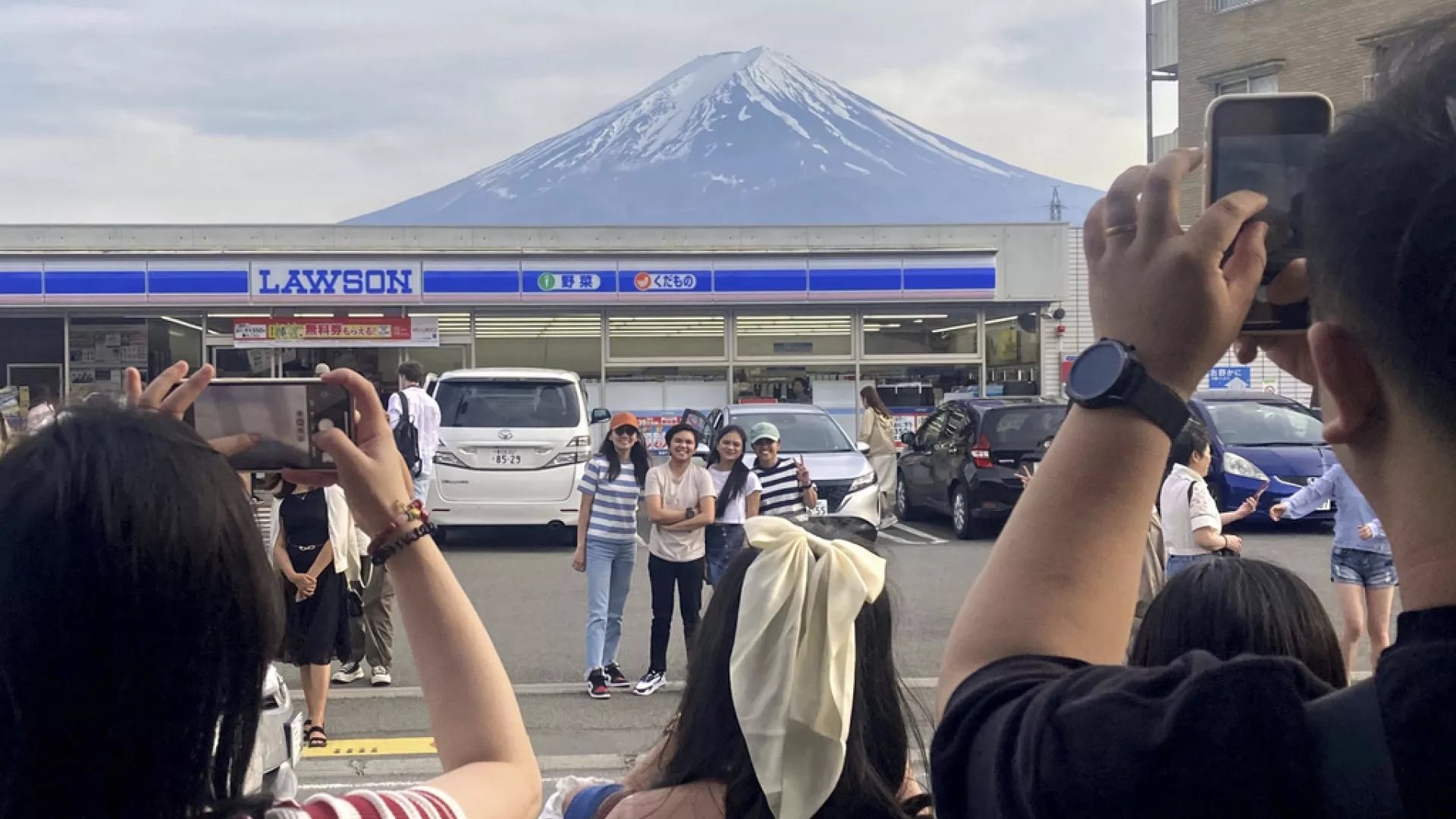 the effects of tourism in Japan, authorities to block Mount Fuji views