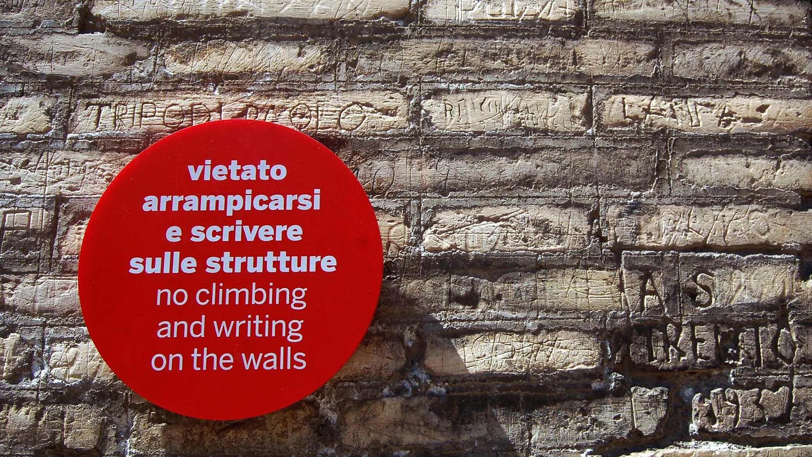 New signs appear on monuments in Italy, as a side-effect of tourism